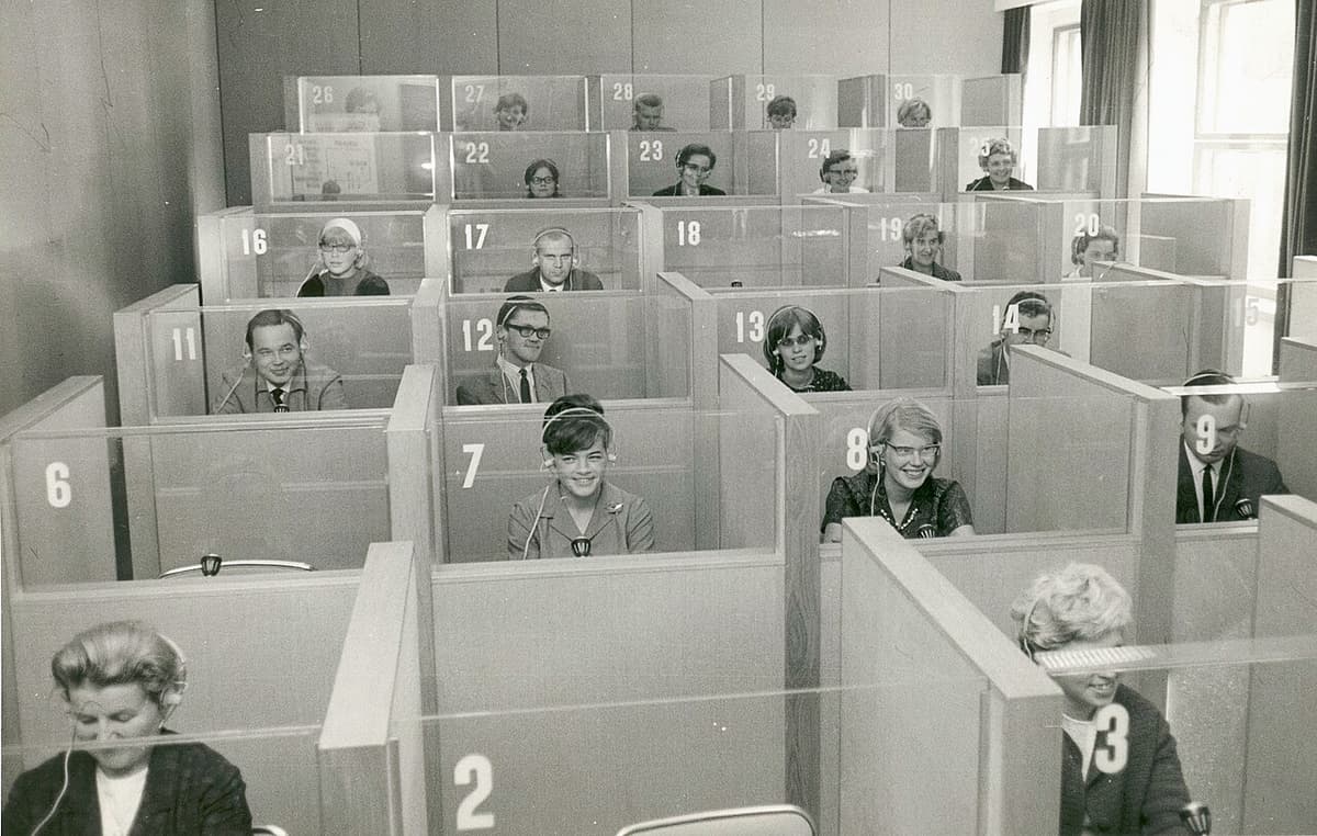 1960’ların bir dil laboratuvarında kulaklık takmış öğrenciler — erken dönem shadowing araştırmalarının biçimlendiği türden bir dinleme kabini