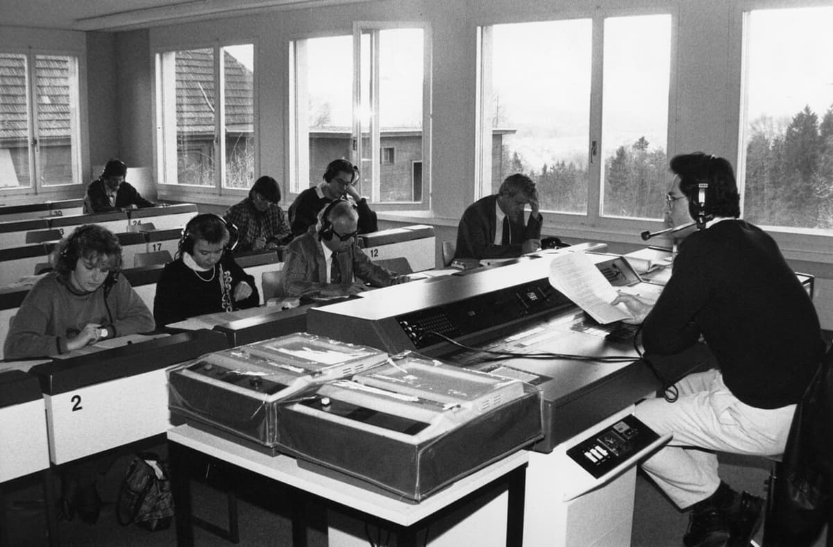 1990 yılında bir üniversite dil laboratuvarında yoğun dil kursu sırasında kulaklık takan öğrenciler — ikinci dil shadowing araştırmasının sınıflara taşındığı dönem